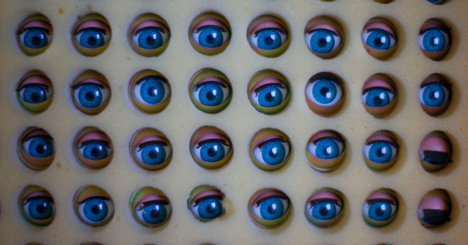 25.ago.2014 - Olhos de bonecas são organizados em espuma antes de serem usados no Hospital de Boneca de Sydney, na Austrália