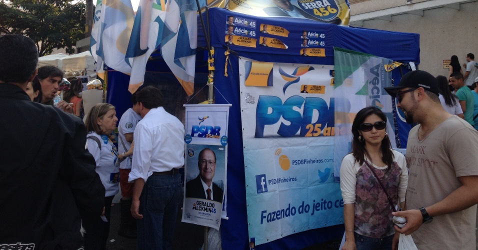 Barraca do PSDB (Partido da Social Democracia Brasileira) na Feira da Vila Madalena, no último dia 24