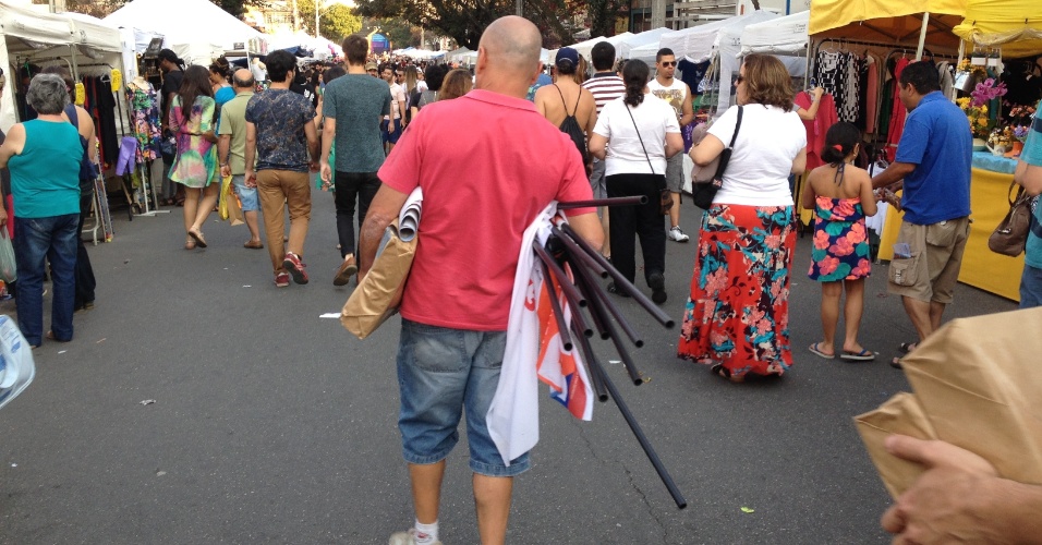 Militante transita em rua da Vila Madalena, durante tradicional feira do bairro, no último domingo (24)