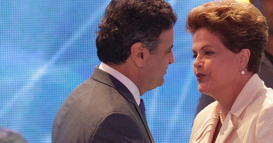 26.ago.2014 - A candidata à reeleição, Dilma Rousseff (PT), conversa com o candidato Aécio Neves (PSDB), no estúdio da TV Bandeirantes antes do primeiro debate entre presidenciáveis das eleições de 2014