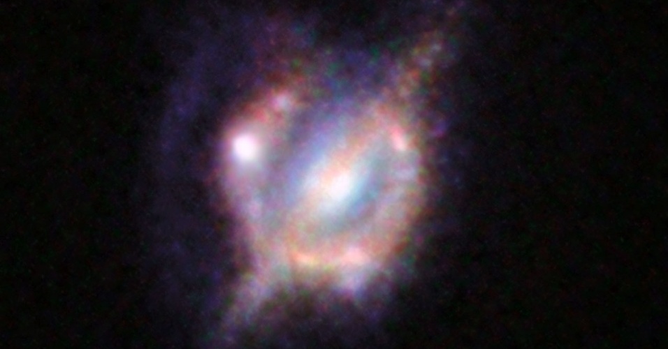26.AGO.2014 - COLISÃO ENTRE GALÁXIAS - Um grupo de astrônomos obteve a imagem mais detalhada até o momento de uma colisão entre duas galáxias ao combinar o poder de diferentes telescópios na Terra e no espaço com o de uma lupa 