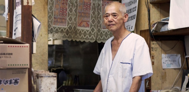 26.ago.2014 - Isamu Yoshida, 65, proprietário de uma loja de empanados fritos aberta pelos pais há mais de 50 anos, em Onjuku - Ewerthon Tobace/BBC Brasil