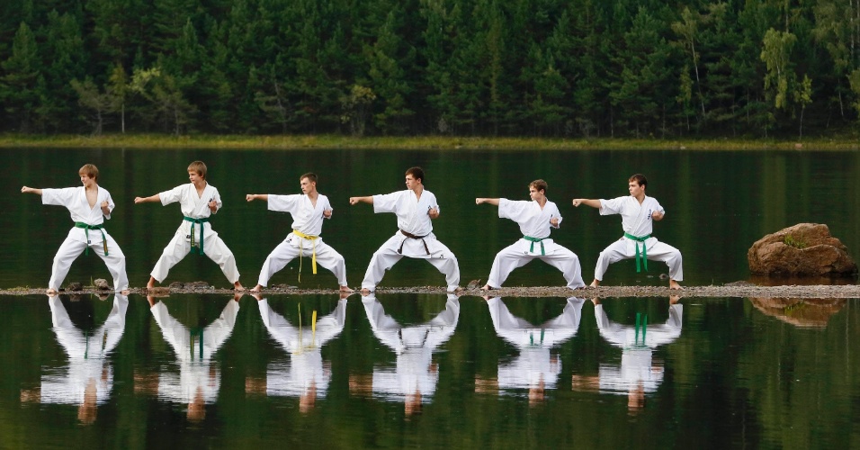 26.ago.2014 - Jovens membros da federação local Kyokushin Karate participam de uma sessão de exercícios em um campo de treinamento de verão no distrito de Taiga, na margem do rio Yenisei, perto da cidade de Divnogorsk, na Rússia