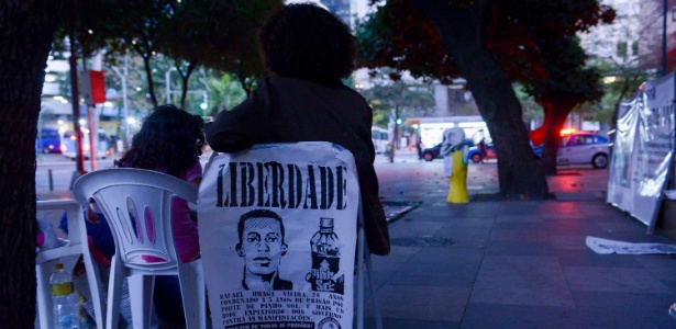 Manifestantes e familiares de Rafael Braga Vieira em vigília na porta do TJ-RJ, em agosto de 2014 - ErbsJr./Frame/Estadão Conteúdo - ErbsJr./Frame/Estadão Conteúdo