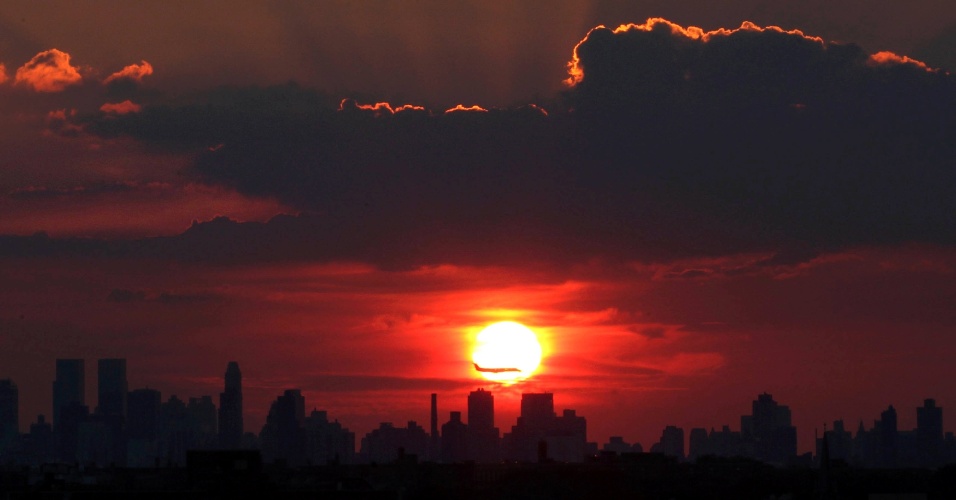 26.ago.2014 - O sol se põe em Manhattan, antes da cerimônia de abertura do US Open, o mais importante torneio de tênis em Nova York, nos EUA