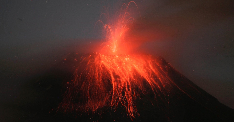 26.ago.2014 - Vulcão Tungurahua (que significa "Garganta de Fogo") entra em erupção perto de Banos, no Equador