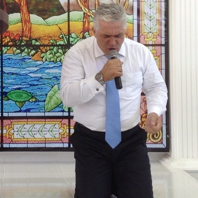 O deputado Milton Vieira (PSD-SP), em um momento de pregação e fé em igreja neopentecostal