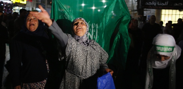 Palestinos comemoram cessar-fogo do conflito em Gaza na cidade de Ramallah - 