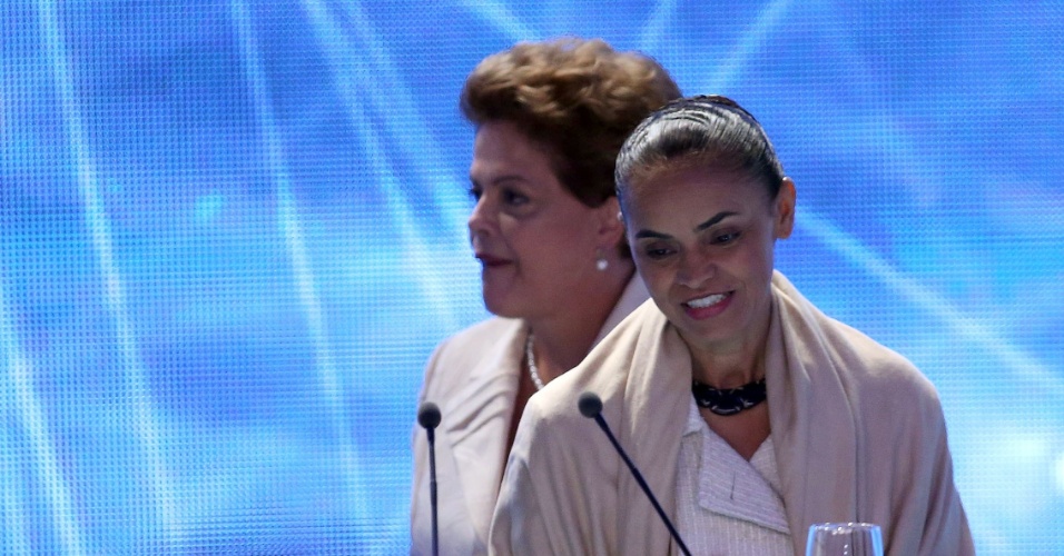 26.ago.2014 - A candidata à reeleição, Dilma Rousseff (PT), passa pela adversária Marina Silva (PSB) ao se posicionar no palco do primeiro debate entre os presidenciáveis, promovido pela TV Bandeirantes nesta terça-feira