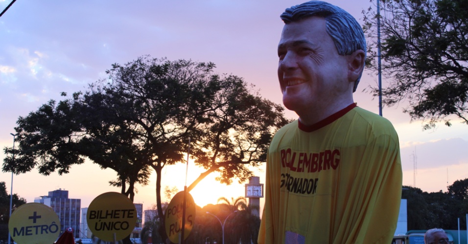 26.ago.2014 - Boneco gigante do senador Rodrigo Rollemberg, candidato do PSB ao governo do Distrito Federal, é usado em campanha em Taguatinga