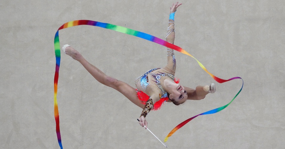 27.ago.2014 - A ginasta russa Irina Annenkova compete na prova de ginástica rítmica nos Jogos Olímpicos da Juventude 2014 em Nanjing, na China