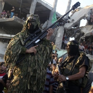 Militantes do Hamas exibem armas enquanto celebram o que dizem ser uma vitória sobre Israel - Majdi Fathi/Reuters
