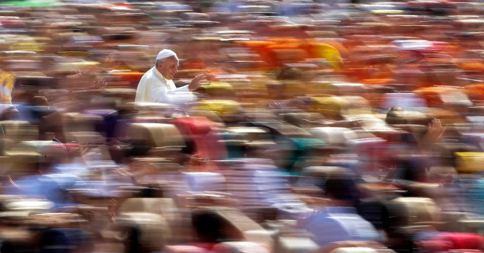 27.ago.2014 - Papa Francisco chega para sua audiência semanal na Praça de São Pedro, no Vaticano