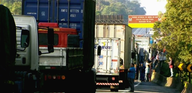 Motoristas de carros e caminhões chegaram a desligar o motor e descer dos veículos na rodovia Anchieta - Reprodução/Bom Dia Brasil