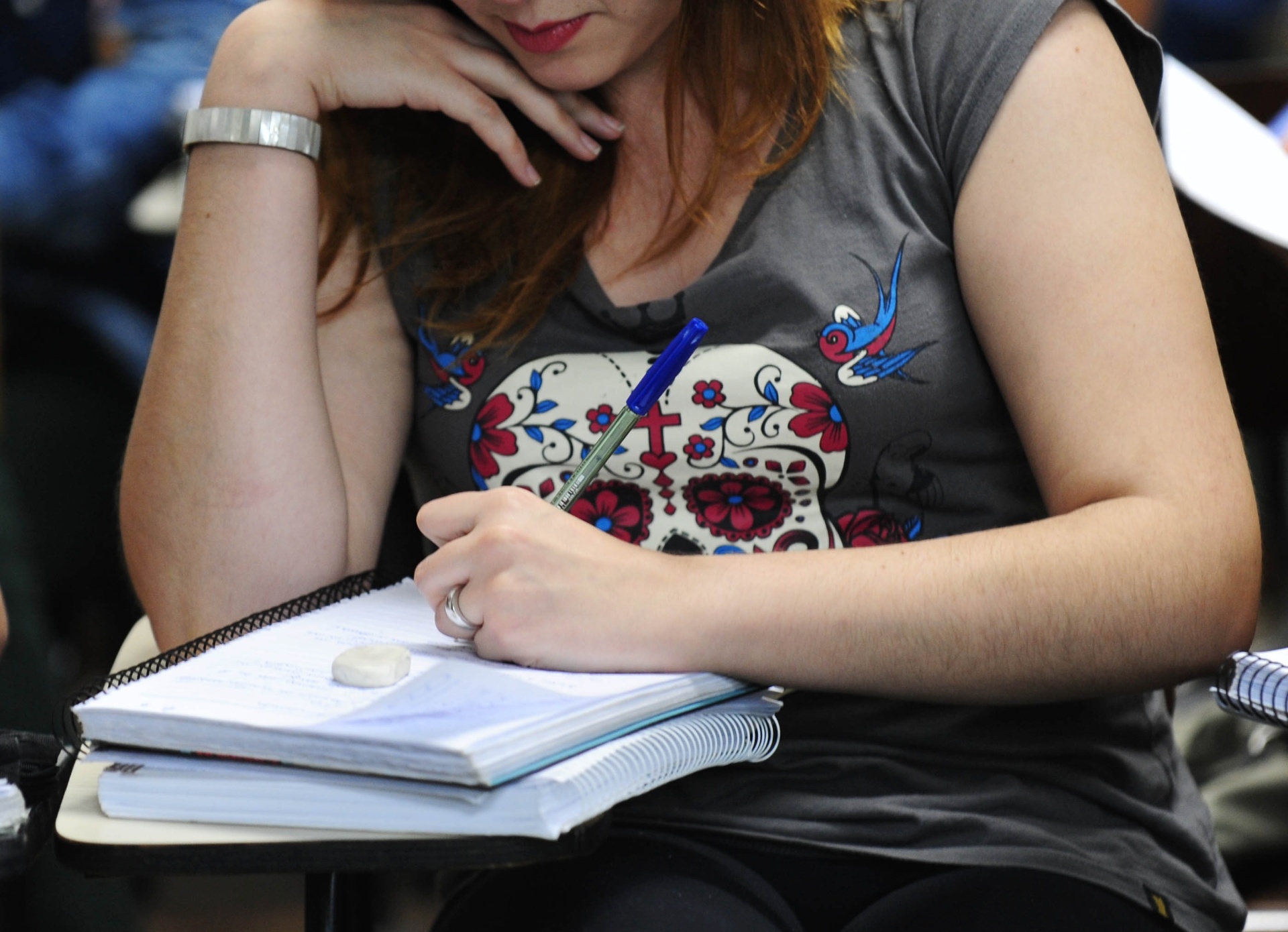 Estudantes de cursinho se preparam para o vestibular, caderno, anotação, escrever, apostila, livro - Junior Lago/UOL