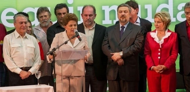 Militante petista, o ator José de Abreu (segundo da esquerda para a direita) esteve no palanque em que Dilma Rousseff comemorou a vitória na eleição presidencial de 2010; ele deve repetir o apoio neste ano