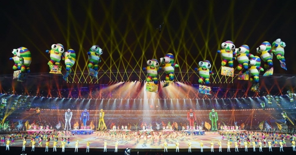 28.ago.2014 - Artistas se apresentam em cerimônia de encerramento dos Jogos Olímpicos da Juventude 2014 em Nanjing, capital da província de Jiangsu, no leste da China, nesta quinta-feira (28)