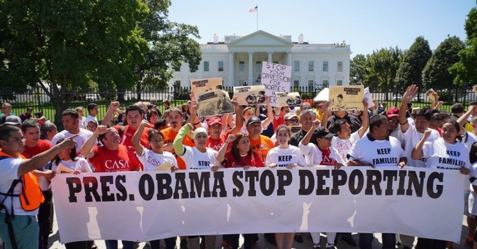28.ago.2014 - Ativistas protestam pelos direitos dos imigrantes em frente à Casa Branca, nos EUA, nesta quinta-feira (28). Os manifestantes pediram ao presidente dos Estados Unidos, Barack Obama, para parar as deportações