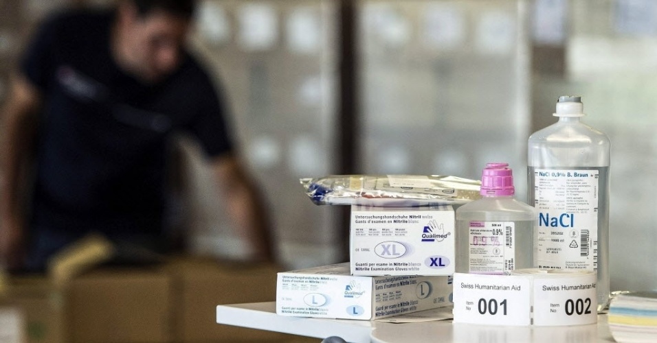 28.ago.2014 - Cruz Vermelha da Suíça separa, nesta quinta-feira (28), caixas de medicamentos que serão enviadas para a Libéria, na África, para combater o surto de ebola