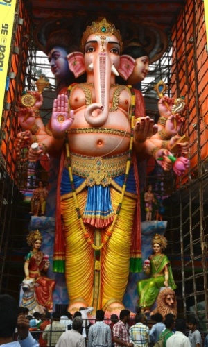 28.ago.2014 - Devotos indianos rezem próximos a estátua do deus hindu Ganesha de 22 metros de altura, por ocasião do festival 'Ganesh Chaturthi' em Hyderabad, nesta quinta-feira (28). Fiéis pedem sabedoria e prosperidade durante o festival de onze dias