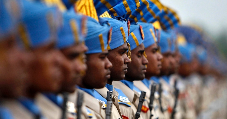 28.ago.2014 - Força Central Policial Reserva (CRPF) participa de desfile em Humhama, nos arredores de Srinagar, na Índia