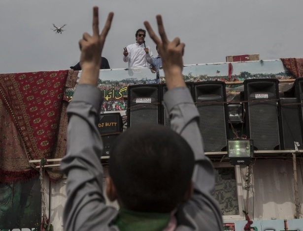 28.ago.2014 - Imran Khan discursa para partidários na frente do edifício do Parlamento, em Islamabad, no Paquistão - Akhtar Soomro/Reuters