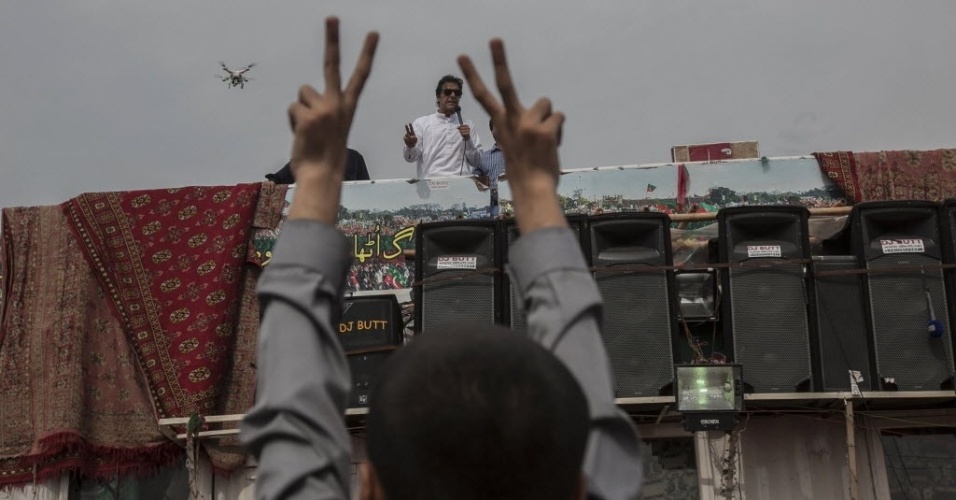 28.ago.2014 - Imran Khan, presidente do partido Tehreek-e-Insaf, discursa para partidários na frente do edifício do Parlamento, em Islamabad, no Paquistão, nesta quinta-feira (28). O ex-jogador de críquete e político, que controla uma rede de escolas e hospitais islâmicos, liderou protestos na capital na tentativa de derrubar o primeiro-ministro Nawaz Sharif