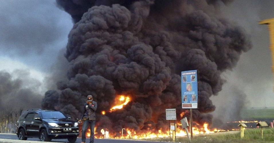 28.ago.2014 - Oleoduto pega fogo em Subang, na província indonésia de Java Ocidental. Três pessoas, incluindo duas crianças, morreram quando o fogo que se originou no gasoduto, da empresa Pertamina, se espalhou para uma área residencial próxima
