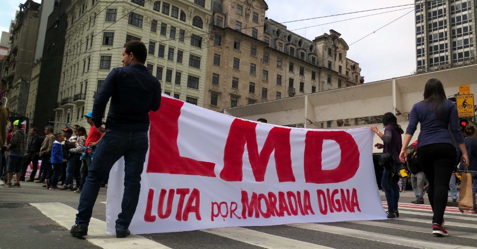 28.ago.2014 - Integrantes do movimento LMD (Luta por Moradia Digna) protestam em frente a sede da Prefeitura, no centro de São Paulo (SP), nesta quinta-feira (28)