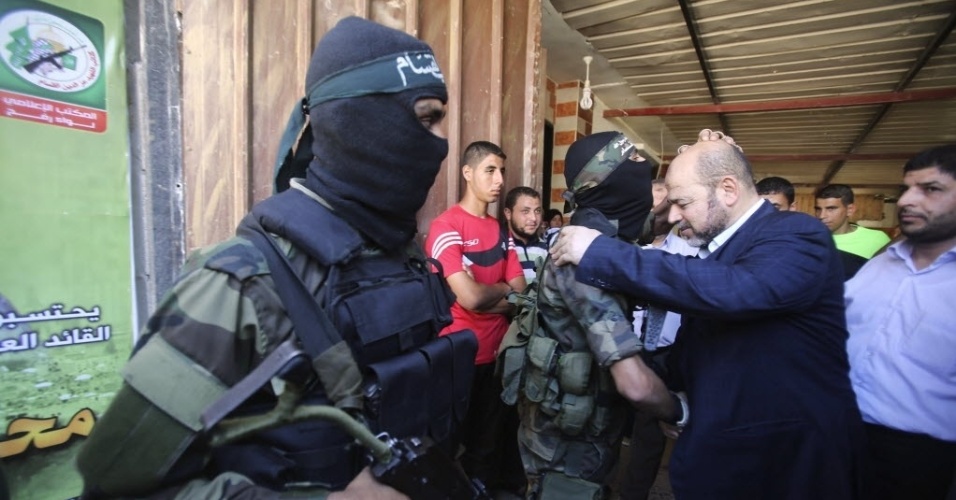 28.ago.2014 - Militante do Hamas beija, nesta quinta-feira (28), a cabeça do líder político Moussa Abu Marzouk, durante visita ao local onde acontecem lamentações pela morte do comandante do Mohammed Abu Shammala, morto por um ataque aéreo israelense, em Rafah, no sul da faixa de Gaza