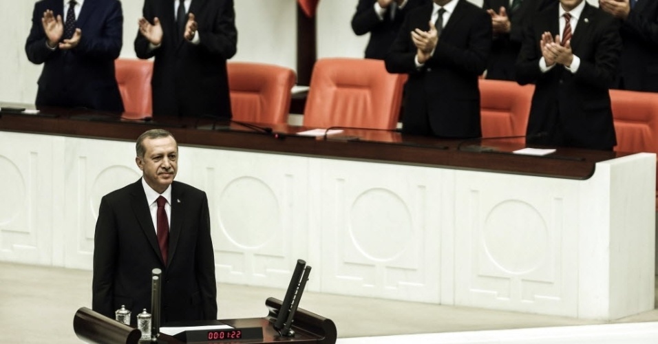 28.ago.2014 - Novo presidente da Turquia, Tayyip Erdogan, participa da cerimônia de posse no Parlamento, nesta quinta-feira (28), em Ancara. Erdogan, que é o 12 º presidente da Turquia, deve encarregar a formação de um novo governo ao ministro das Relações Exteriores, Ahmet Davutoglu