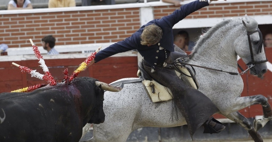 28.ago.2014 - O toureiro Fermin Bohorquez enfia lança em touro durante disputa com cavalos na praça de San Sebastian de los Reyes, em Madri (Espanha), nesta quinta-feira (28)