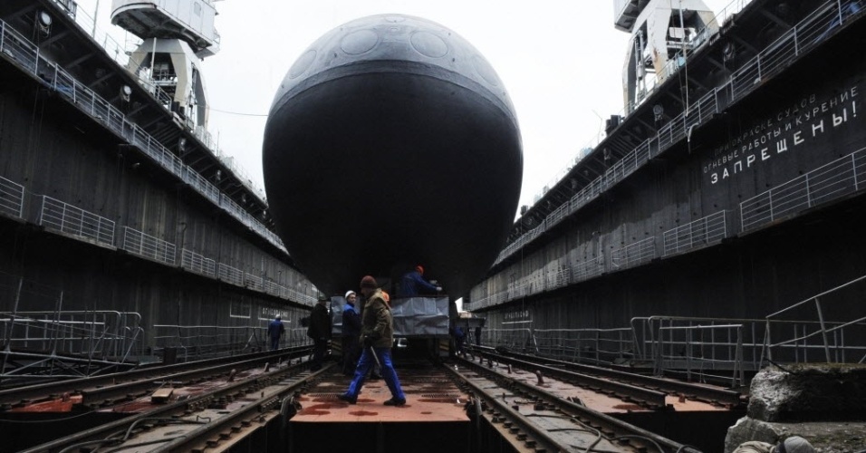 28.ago.2014 - Trabalhadores preparam a cerimônia de lançamento do submarino de ataque russo Stary Oskol em estaleiro em São Petersburgo, nesta quinta-feira (28). O submarino, movido a diesel e eletricidade, é o terceiro da série que irá integrar a frota russa do Mar Negro