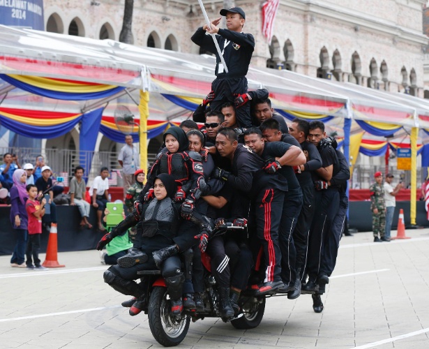 28.ago.2014 -Trinta e um dublês se equilibram em motocicleta nesta quinta-feira (28), durante ensaios gerais em Kuala Lumpur para as celebrações do Dia da Independência da Malásia, comemorado em 31 de agosto
