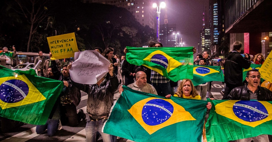 28.ago.2014 - Manifestantes se reúnem no vão livre do Masp, na região central de São Paulo, no início da noite desta quinta-feira (28), para protestar contra o comunismo e em favor da intervenção militar no Brasil. Eles gritaram palavras de ordem como "Fora Dilma" e "Marina como segunda opção, Não!"