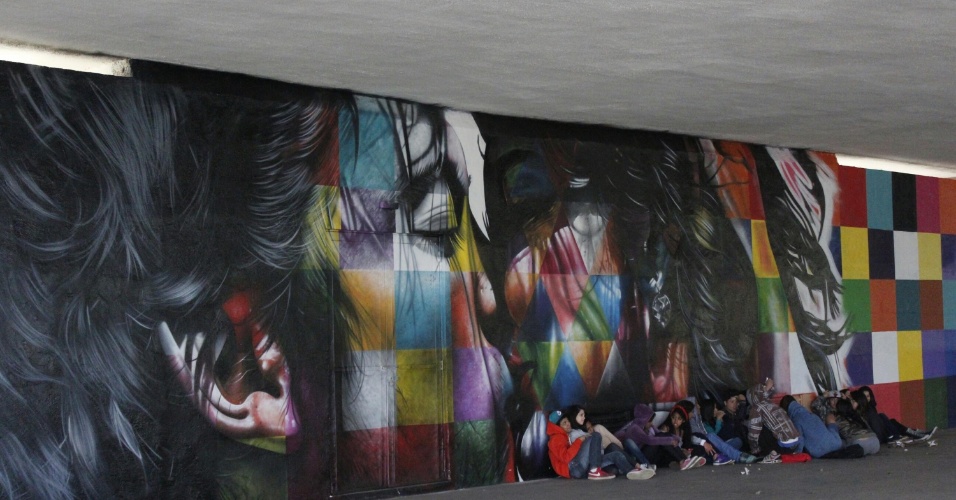28.ago.2014 - Um mural grafitado pelo artista plástico brasileiro Eduardo Kobra (tirar a vírgula) em homenagem aos 60 anos do Parque Ibirapuera foi concluído nesta quinta-feira (28) em São Paulo (SP)
