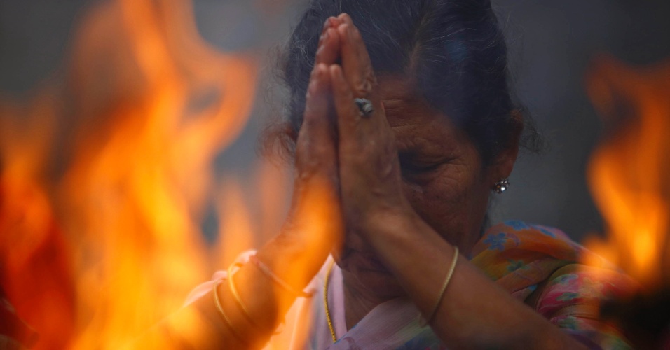 28.ago.2014 - Uma mulher oferece suas orações no templo de Pashupatinath durante o festival Teej em Kathmandu, no Nepal