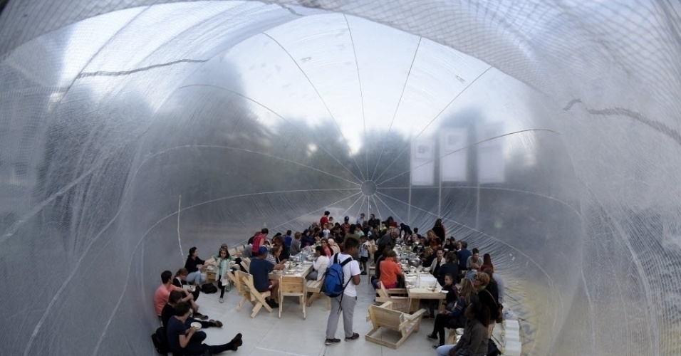 28.ago.2014 - Visitantes da galeria Berlinische, em Berlim, participam de um curso de gastronomia na instalação em forma de bolha do projeto "Kuechenmonument" (cozinha monumento) nesta quinta-feira (28)