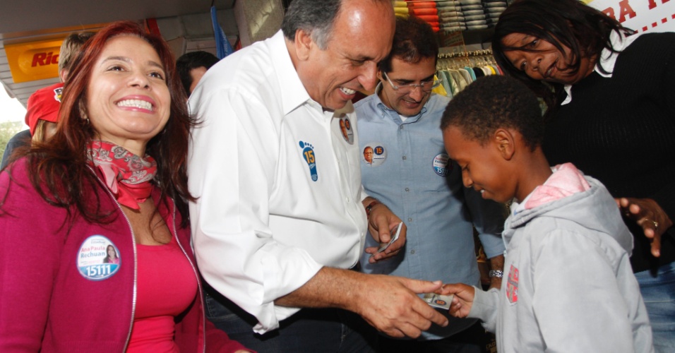 28.ago.2014 -28.ago.2014 - O candidato à reeleição ao governo do Rio, Luiz Fernando Pezão (PMDB), faz panfletagem no calçadão de Campos Elíseos, em Resende (RJ)