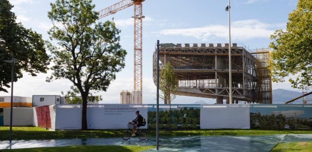 Construção do Centro Botin, um centro de arte contemporânea, em Santander, na Espanha. A obra estimada em US$ 106 milhões (aproximadamente R$ 237,4 milhões) foi projetada por Renzo Piano - Markel Redondo / The New York Times