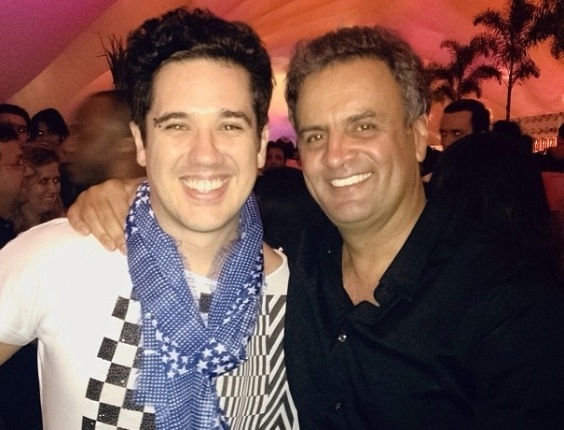 O cantor da banda Jota Quest, Rogério Flausino, apoiou o governo de Aécio Neves em Minas Gerais e deve ser um dos eleitores do candidato à Presidência em 2014