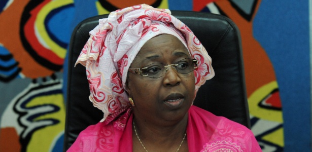 29.ago.2014 - A ministra da Saúde do Senegal, Awa Marie Coll-Seck, confirma o caso primeiro caso de ebola no país durante durante entrevista à imprensa em Dakar - AFP