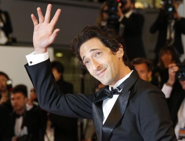 Adrien Body acena no tapete vermelho do Festival de Cannes