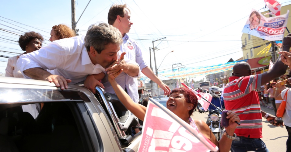 31.ago.2014 - O candidato ao governo do Rio pelo PT, Lindberg Farias, beija a mão de uma mulher durante carreata em São Gonçalo