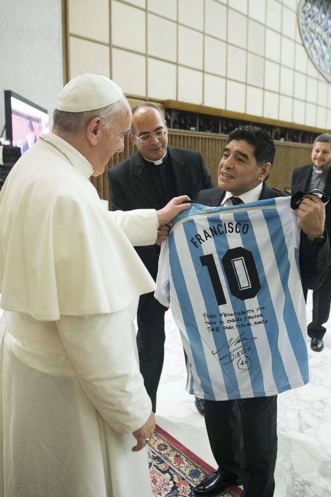 1º.ago.2014 - O ex-jogador de futebol Diego Armando Maradona entrega uma camisa da seleção da Argentina ao papa Francisco, em encontro no Vaticano, nesta segunda-feira (1º). O papa recebeu os participantes do 