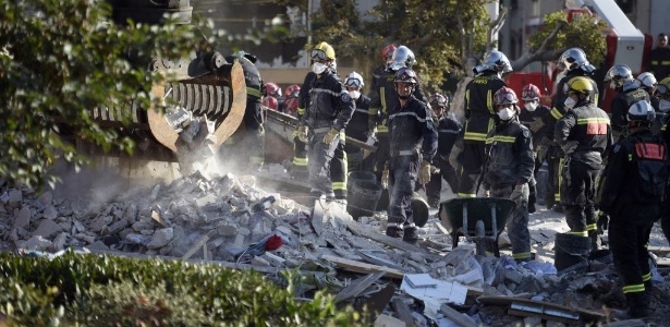 Bombeiros vasculham escombros de prédio que desabou na França - Martin Bureau/AFP