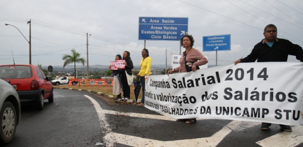 1º.set.2014 - Dezenas de funcionários bloquearam portarias da Unicamp (Universidade Estadual de Campinas) na manhã desta segunda-feira - Luciano Claudino/Estadão Conteúdo 