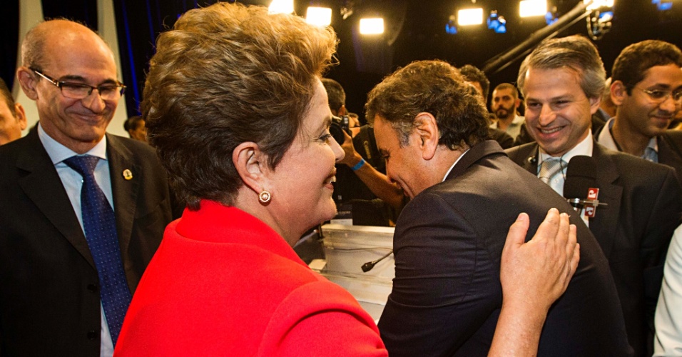 1º.set.2014 - Dilma Rousseff (PT) cumprimenta Aécio Neves (PSDB) após debate dos candidatos à Presidência da República promovido pelo UOL, Folha de S. Paulo, SBT e a rádio Jovem Pan, nesta segunda-feira (1º), no estúdio do SBT,em São Paulo