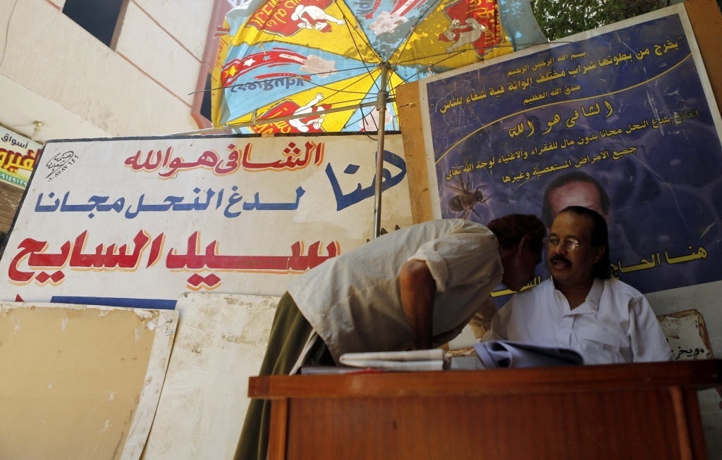 1º.set.2014 - Em 2004, Al Sayeeh abriu uma espécie de centro médico e começou a tratar pacientes de forma gratuita com veneno de abelha para proporcionar alívio para aqueles que sofrem de dores reumáticas, inflamação do nervo e hepatite C. O egípcio afirma que conseguiu curar pessoas nestas condições que vêm de todo o Cairo - Amr Abdallah Dalsh/Reuters