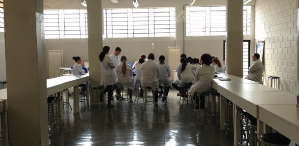 Turma do curso de enfermagem do Pronatec na Faculdade Anhanguera